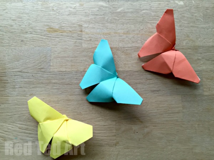 pequeños adornos DIY hechos con papel, papiroflexia animales, mariposas en amarillo, azul y rojo fáciles de hacer 