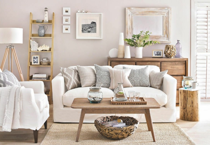 pisos decorados, sofá de doble asiento en blanco con cojines de diferentes colores, espejo en la pared