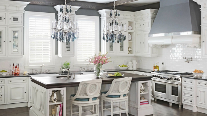 ideas de decoración de cocinas blancas pequeñas con detalles en gris, candelabros vintage 