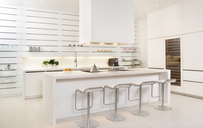 cocinas blancas pequeñas decoradas en estilo minimalista, grande barra alargada con sillas altas 