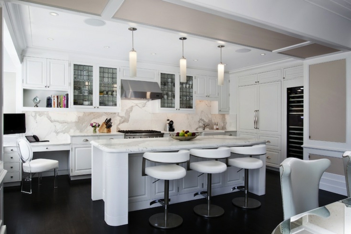 cocinas blancas pequeñas decoradas con encanto, decoración en blanco y negro, isla con encimera de mármol y sillas 