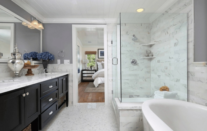 baño grande con bañera y cabina de ducha, ideas de decoración de baños en gris y blanco 