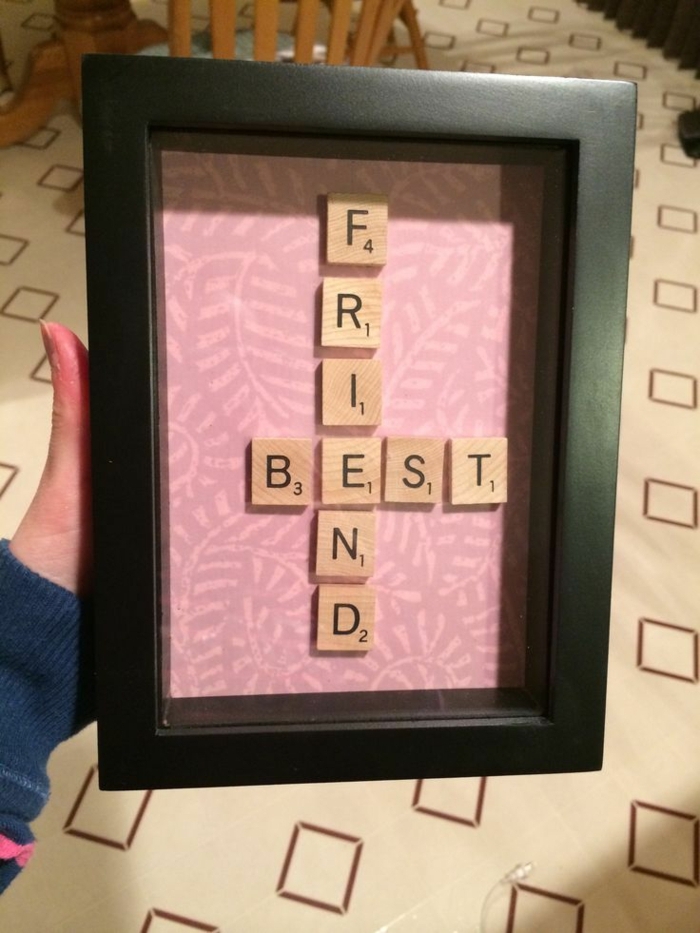 regalos originales para amigas, marco de fotos con inscripción dentro, best friends con letras de madera