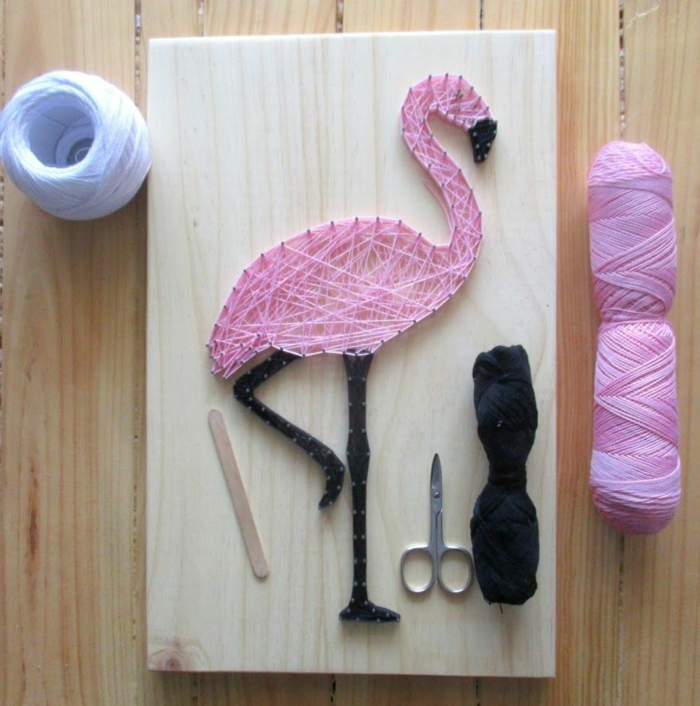 regalos originales para tu mejor amiga, flamingo hecho de clavos e hilos de diferentes colores 