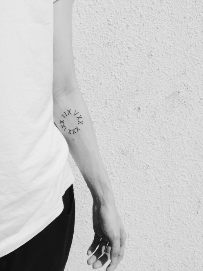 tatuaje antebrazo hombre con significado, reloj romana tatuado en la parte interior del brazo 