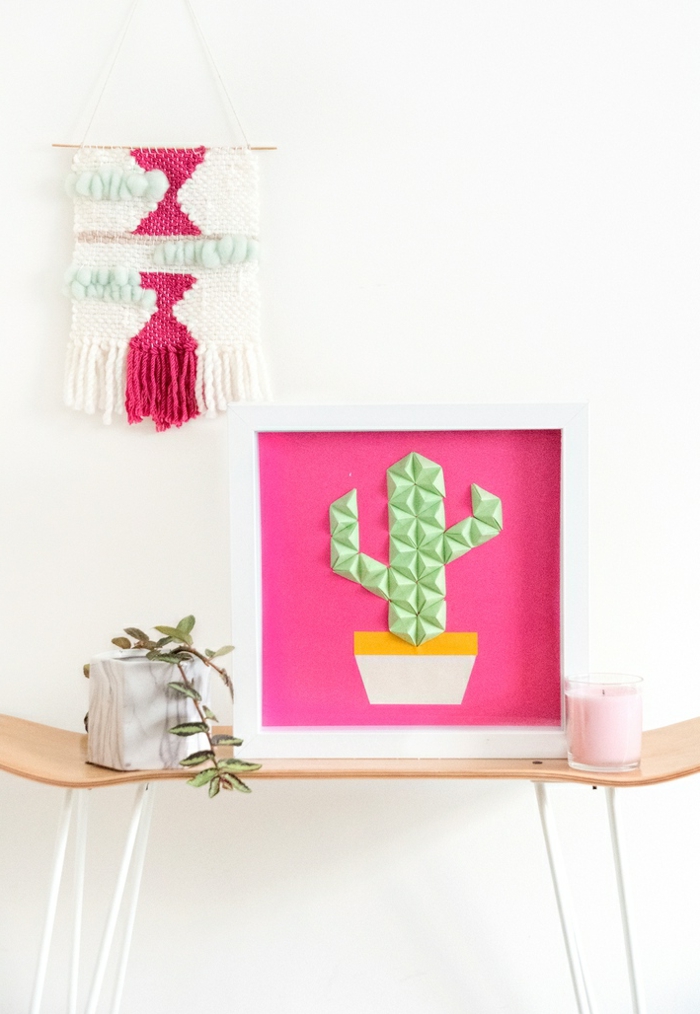 sorpresas de cumpleaños para amigas, marco blanco con cactus dentro con fondo rosa fucsia y origami