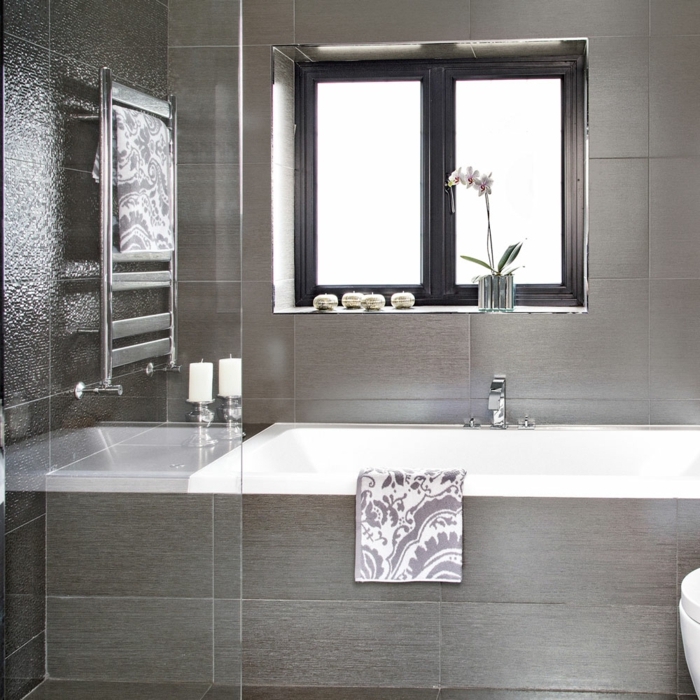 suelos ceramicos precios, bañera blanca con azulejos en color gris pegadas en ella , ventana cuadrada
