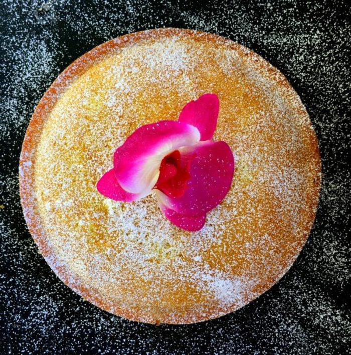 como se hace un bizcocho recetas e ideas en fotos, pastel con azúcar glas adornado de una flor 
