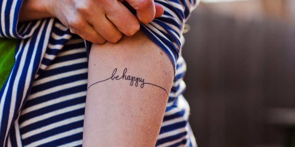 tatuajes brazaletes en la mano, letras de motivación en inglés, se feliz, tattoos para hombres y mujeres 