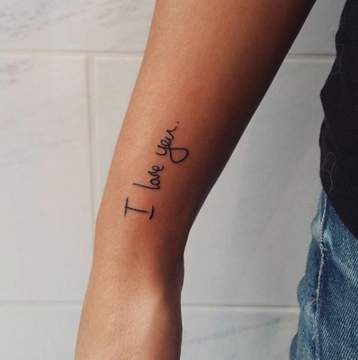 tatuajes antebrazo mujer con letras, te quiero en inglés tatuadas en la parte exterior del brazo 