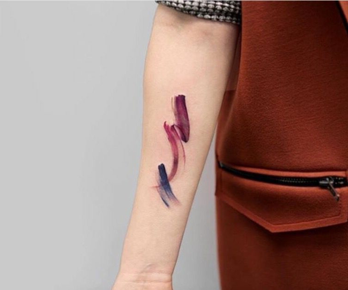 tatuajes en el brazo para mujeres, ideas de diseños extravagantes en colores, antebrazo tatuado en la parte interna 