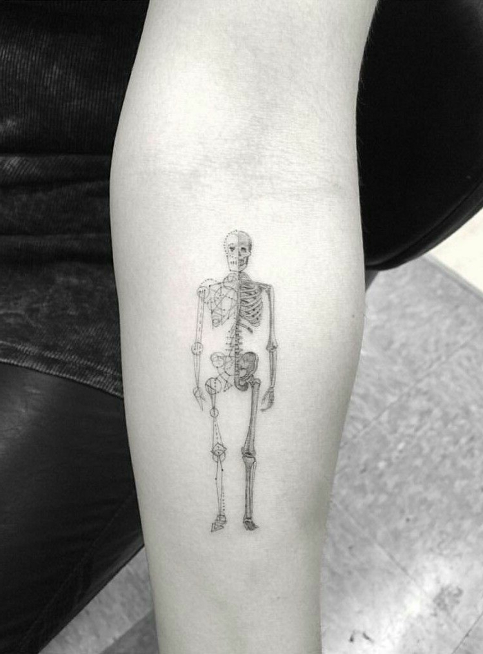 tatuaje de esqueleto en el antebrazo, ideas de tatuajes extravagantes y originales par a hombres y mujeres 
