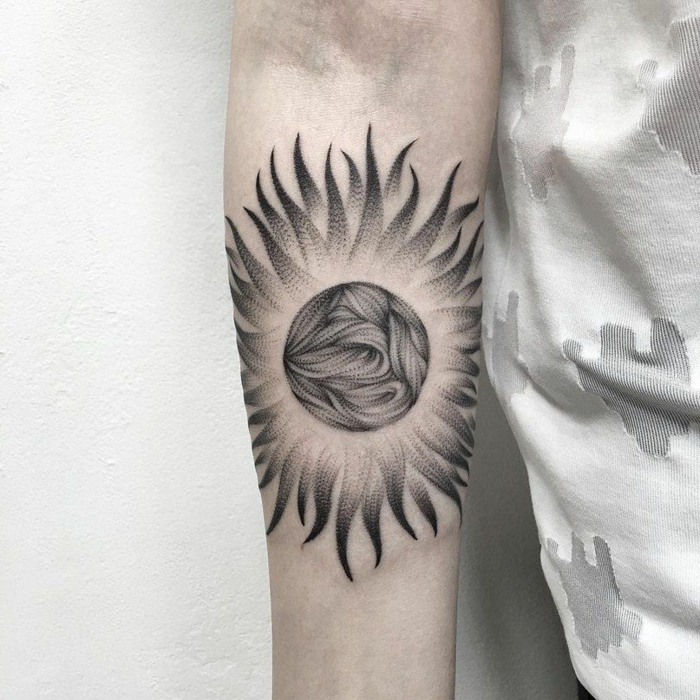 tatuajes simbolicos con grandes dibujos, grande sol tatuado en la parte interior del brazo