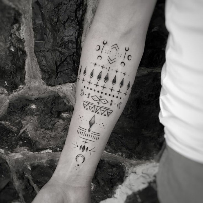 diseños de tatuajes maoríes en la parte interna del antebrazo, tatuajes originales con significado 