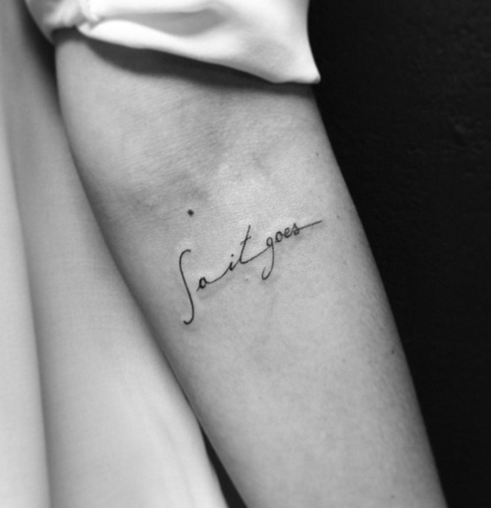 tatuajes pequeños hombre y mujer con frases filosóficas, tatuajes con letras minimalistas 