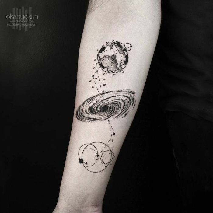 tatuajes simbolicos para hombres, bonito diseño tatuado en el antebrazo con elementos geométricos 