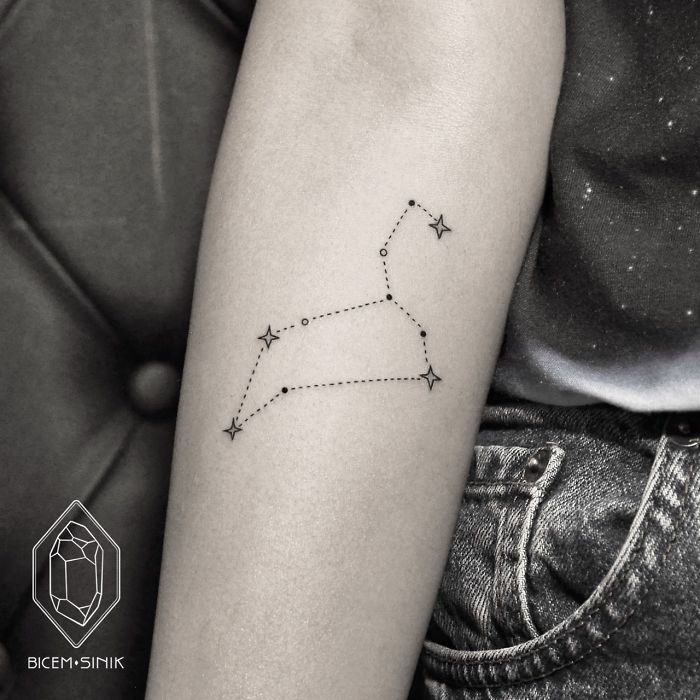 constelación estelar tatuada en el antebrazo, ideas de tatuajes antebrazo mujer en imágines 