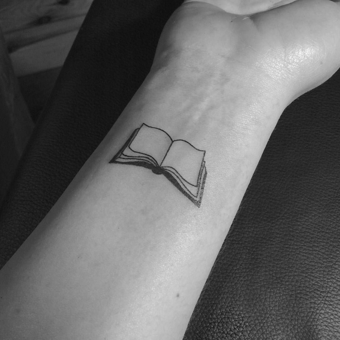 diseños de tatuajes antebrazo mujer minimalsitas, ideas para los amantes de la lectura 