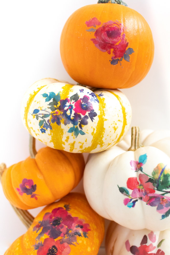 calabazas decoradas de encanto, ideas de decoración casera para la estación del otoño, calabazas con dibujos de flores 