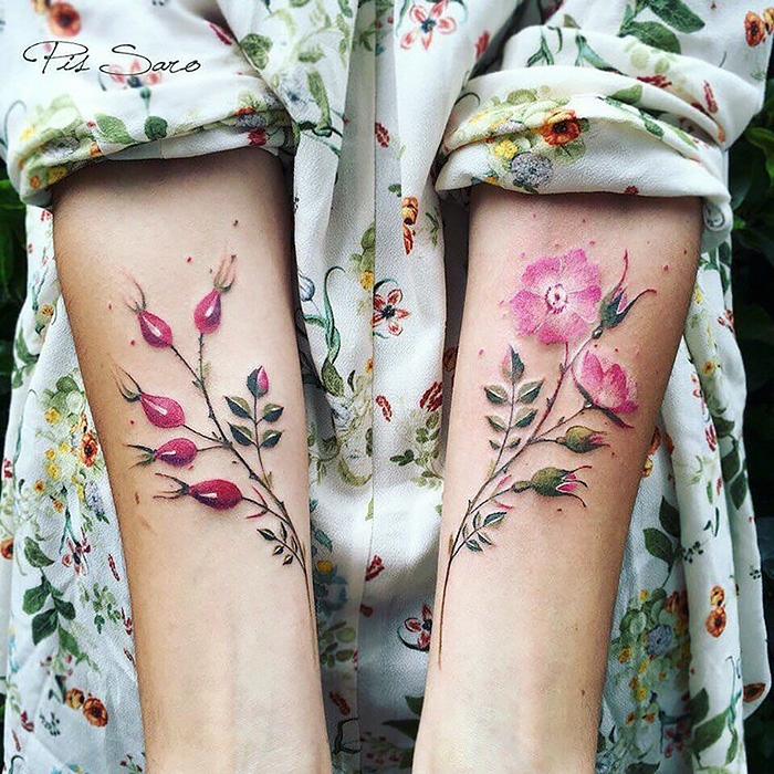 tatuajes en el antebrazo super bonitos, flores en rojo y rosado, ideas de tatuajes originales para mujeres 