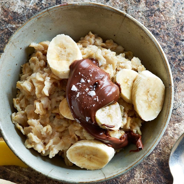 como hacer porridge de avena paso a paso, porrigde de copos de avena con chocolate y plátanos