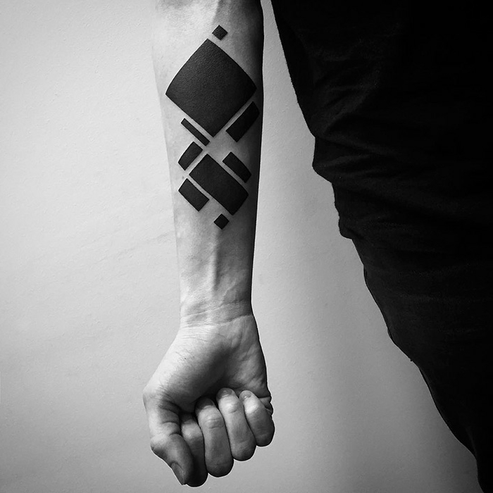 bonitos tatuajes en el antebrazo hombre, tatuaje geométrico en negro, figuras geométricas 