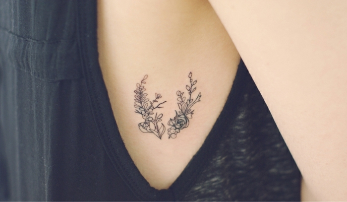 los mejores tatuajes minimalistas, precioso tatuaje con motivos florales en las costillas, diseños femeninos