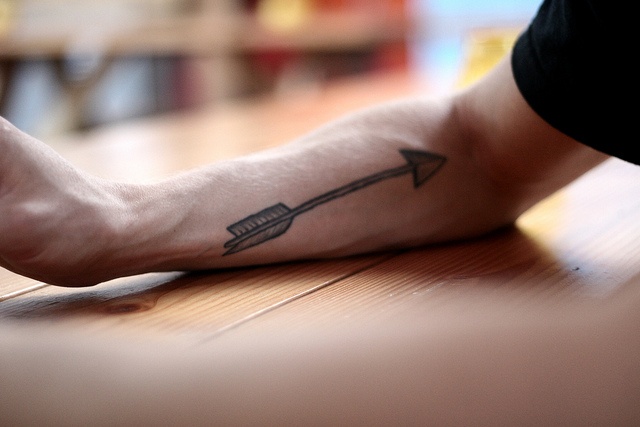 flecha tatuada en el antebrazo, ideas de tatuajes pequeños hombre con significado, tattoos hombre
