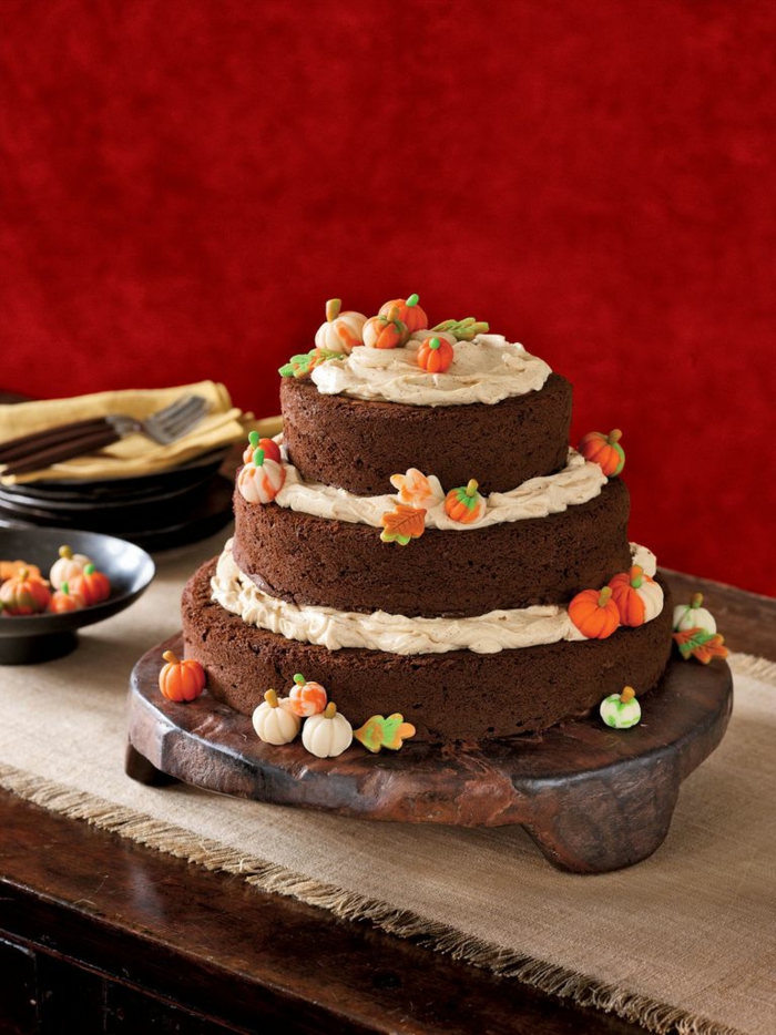 tarta de calabaza con chocolate decorada con mini calabazas de azúcar, ideas de postres para el otoño 