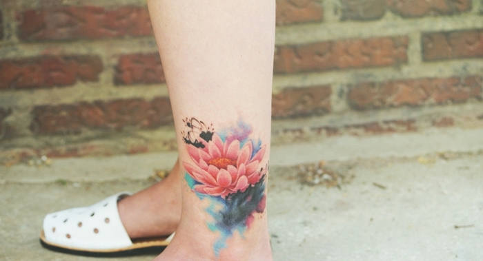 los mejores tatuajes de pintura acuarela, bonitos diseños con motivos florales, tatuajes en la pierna 