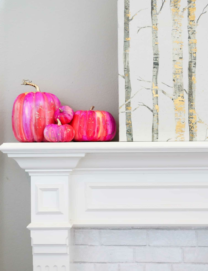 calabazas de halloween decoradas en colores chillones, preciosa decoración para el salón, chimeneas decoradas 