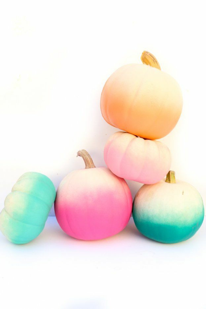 ideas de decoración calabazas halloween en colores neon con efecto ombre,ingeniosas ideas de decorar tu casa con calabazas 