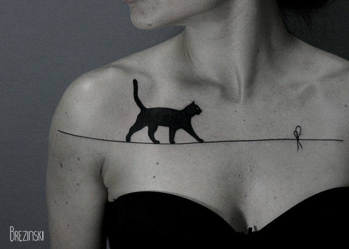 diseños de tatuajes surrealistas, gato caminando por una cuerda, tatuaje en el pecho, ideas originales de tatuajes 