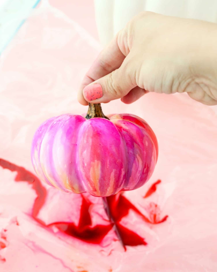 pasos para hacer calabazas de halloween decoradas en pinturas de colores llamativos, bonitas ideas DIY 