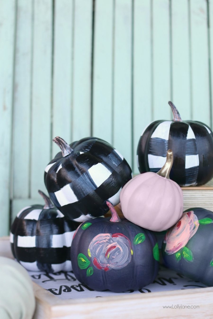 calabazas halloween super bonitas, calabaza de diferente tamaño pintadas en colores oscuros, motivos florales 