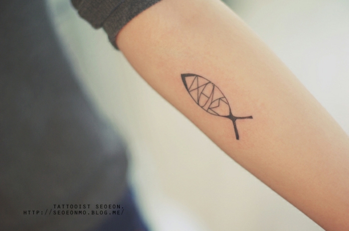 diseños de tatuajes simbólicos, ejemplos de tatuajes geométricos en el antebrazo, tattoos hombres y mujeres 