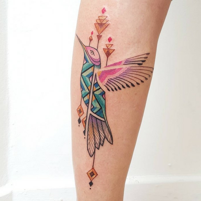 precioso tatuaje en el antebrazo, diseños de tatuajes coloridos, ave colibri en pinturas acuarela
