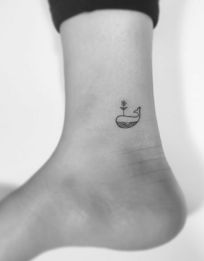 diseños de tatuajes que enamoran, pequeña ballena tatuada en el tobillo, tattoos minaimalistas 