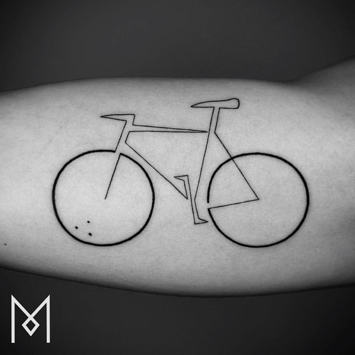 diseños de tatuajes hechos con una sola línea contínua, bicicleta tatuada en el antebrazo 