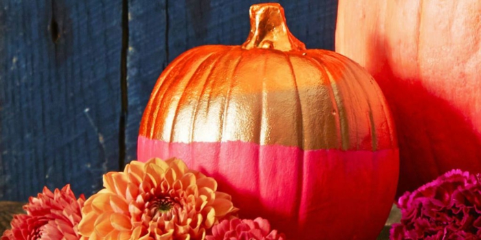 bonitas propuestas sobre como decorar calabazas de halloween, calabaza decorada en rojo y dorado 