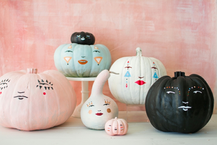 ideas de decoracion de calabazas halloween super originales, calabazas pintadas en colores pastel y negro 
