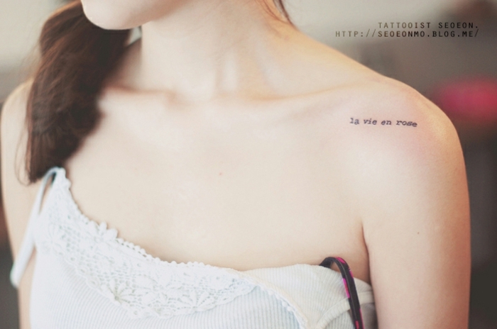 tatuajes guapos con frases, bonita frase escrita en francés tatuada en el hombro, tattoos que inspiran 