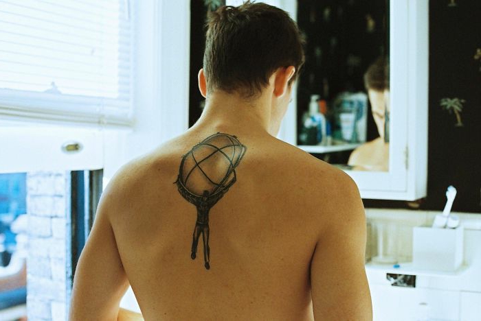 tatuajes guapos en la espalda, grande tatuaje en la espalda, ejemplos de tatuajes para hombres 
