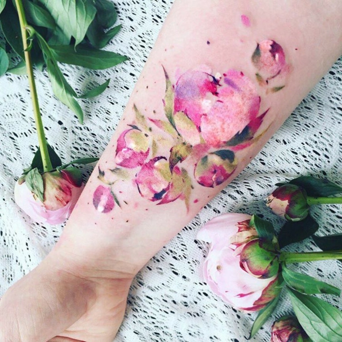 tatuajes guapos con flores, preciosas peonías tatuadas en el antebrazo, diseños elegantes y femeninos