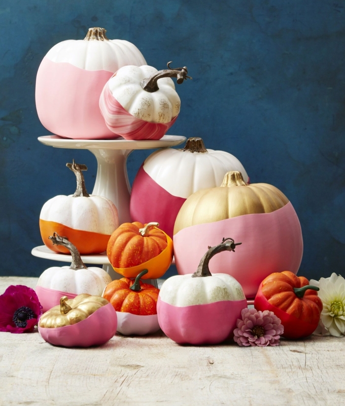 decoracion calabazas halloween de encanto, calabazas pintadas en dos colores, ideas super originales 