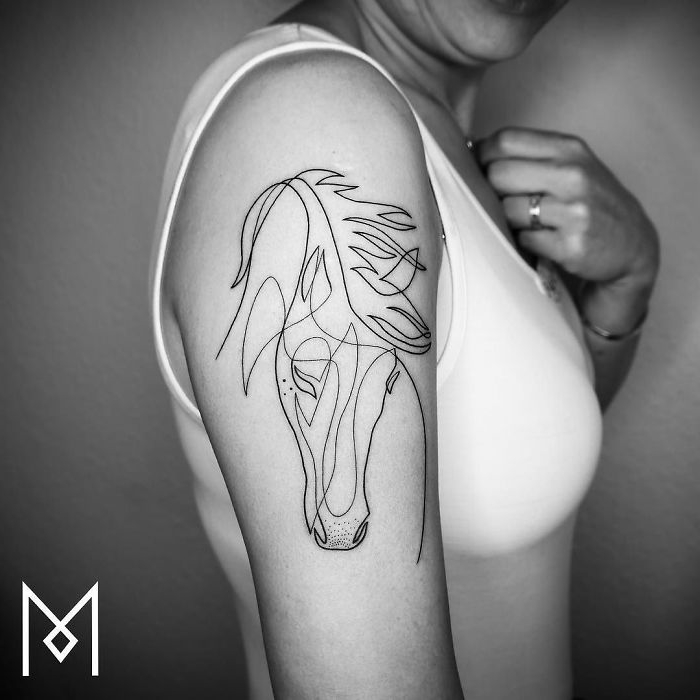 tatuajes guapos hehcos con una sola línea contínua, el caballo símbolo de la lealtad y la bondad 