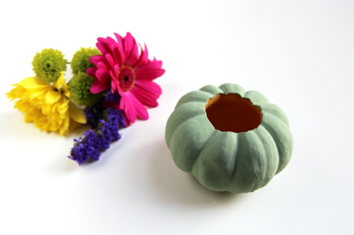 como hacer una calabaza de halloween paso a paso, mini calabaza adornada de flores, decoración otoñal