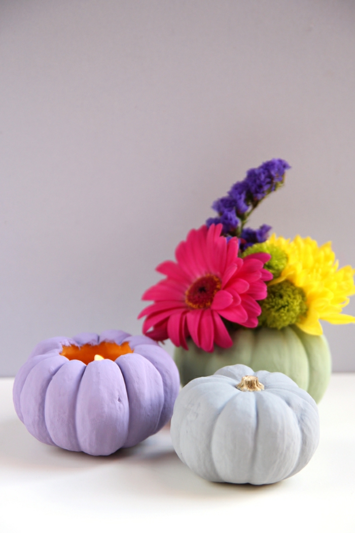 precioso centro de mesa hecho de calabazas pequeñas pintadas en colores pastel, ideas sobre como hacer una calabaza de halloween 