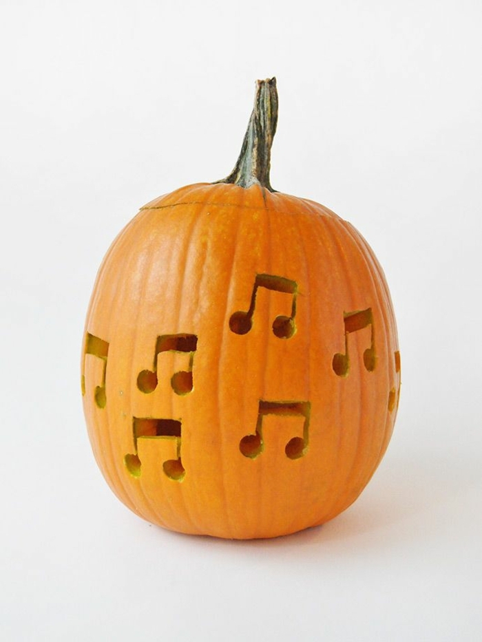 calabazas halloween talladas muy originales, calabaza decorativa con notas musicales, ingeniosas ideas DIY 