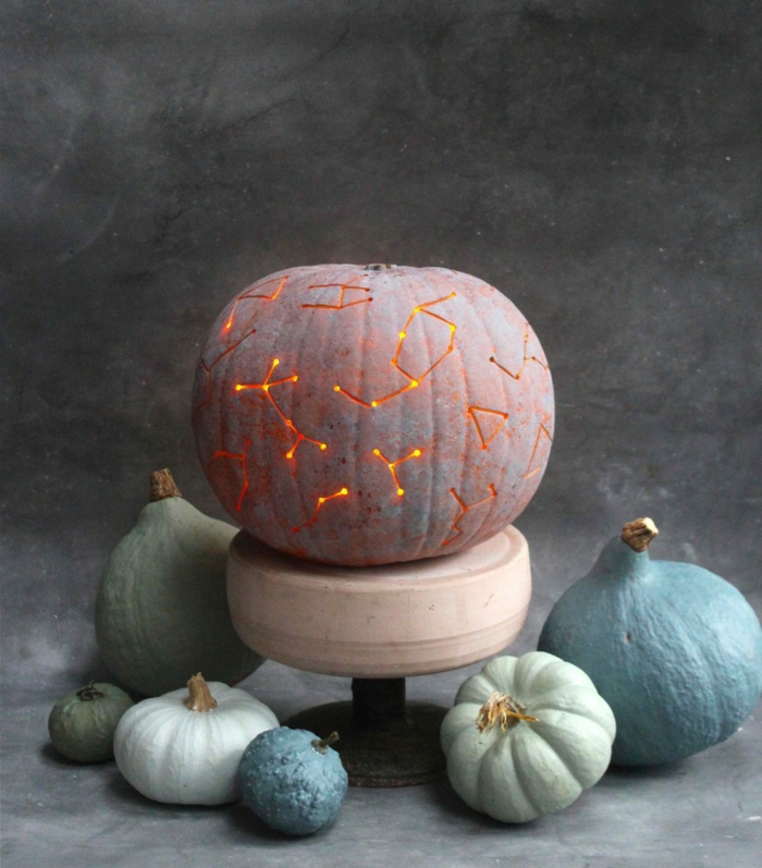 preciosas ideas de calabazas decoradas para este otoño, calabaza linterna tallada, ideas super originales 